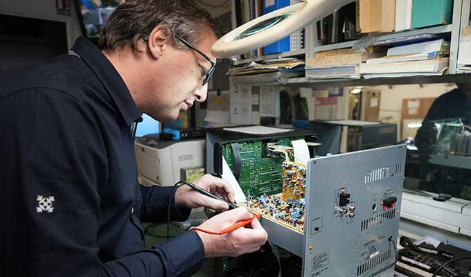 Technicien Réparant du matériel électronique en atelier
